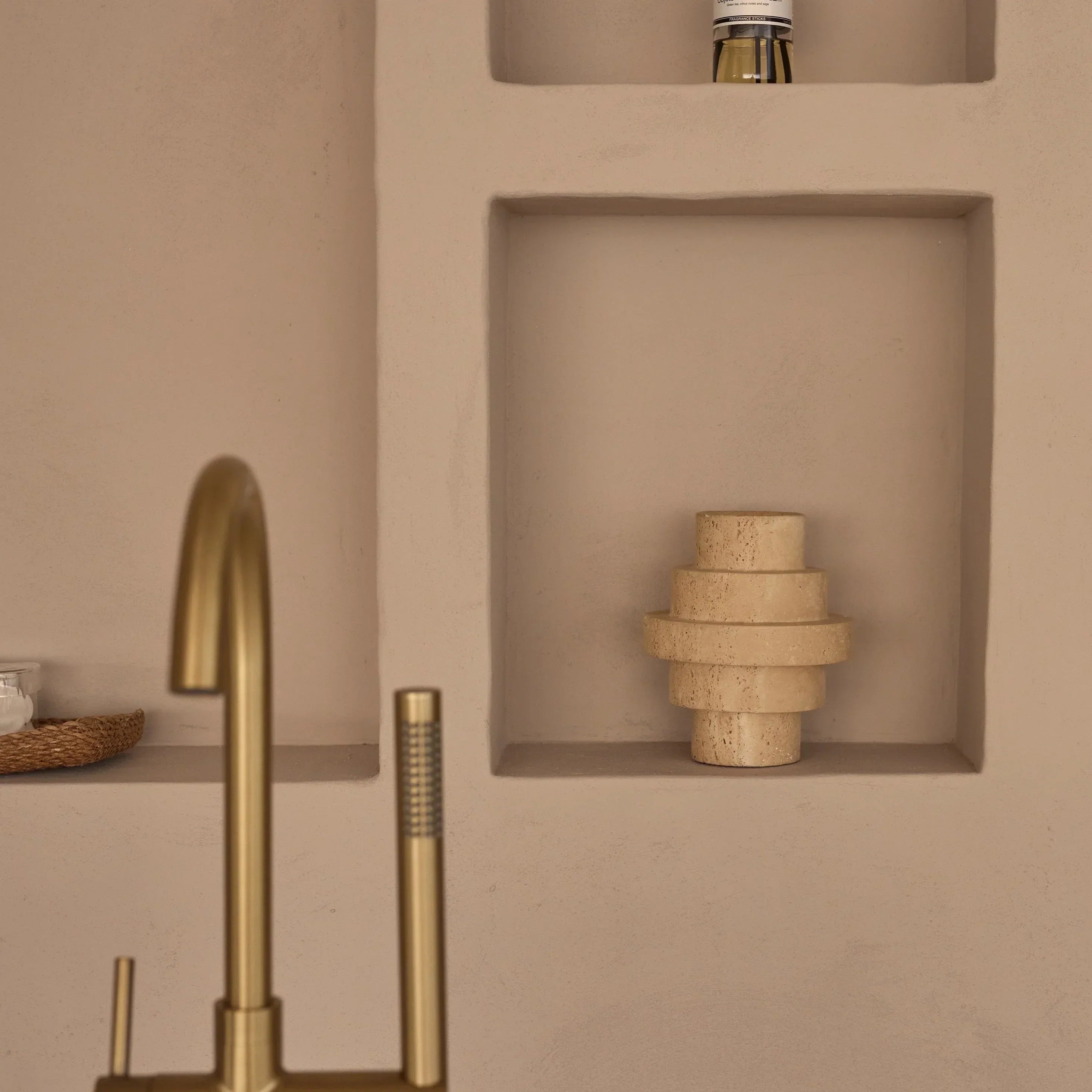 Wazon Agano z trawertynu M